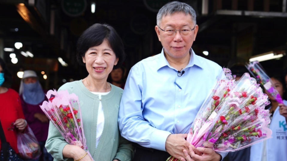 柯文哲（右）與妻子陳佩琪。取自陳佩琪臉書