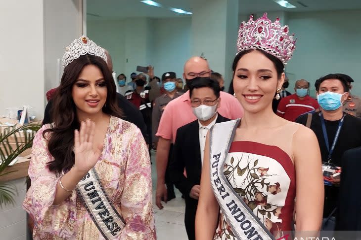 Miss Universe 2021, Harnaaz Sandhu dan Puteri Indonesia 2022, Laksmi Shari De Neefe Suardana hari ini di Mal Margo City, Depok, Jawa Barat pada Minggu (29/5/2022). (ANTARA/Ida Nurcahyani)