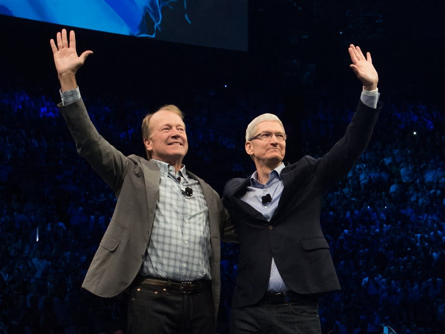 Tim Cook, John Chambers