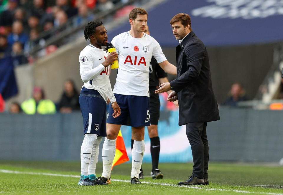 Tottenham’s Danny Rose and Jan Vertonghen with manager Mauricio Pochettino REUTERS/Peter Nicholls