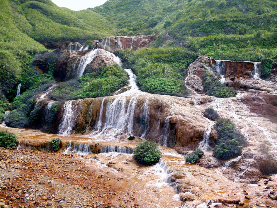 獨特的黃褐色河床(Photo via Wikimedia, by Fcuk1203, License: CC BY-SA 3.0，圖片來源：https://zh.wikipedia.org/wiki/黃金瀑布#/media/File:黃金瀑布.jpg)