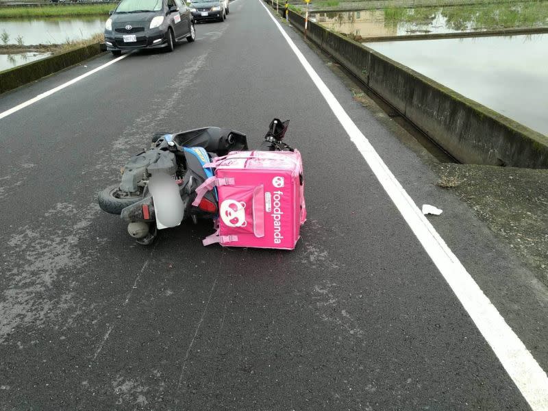 ▲foodpanda外送員遭自小客擦撞，機車倒在路中央。（圖／宜蘭縣警局提供)