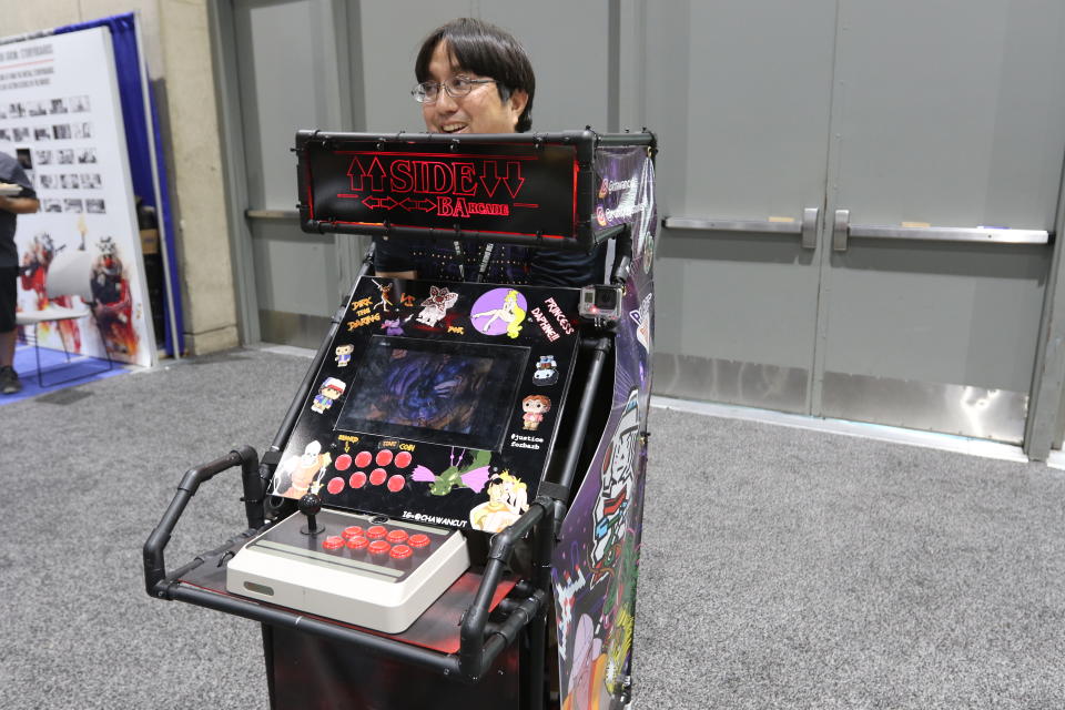 Keith Takeda as the <em>Dragon’s Lair</em> arcade game at San Diego Comic-Con. (Photo: Angela Kim / Yahoo Entertainment)