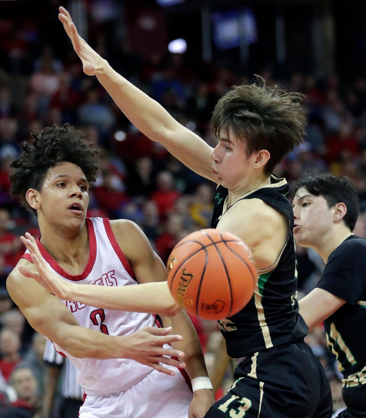 Chevalier Emery Jr. (3) helped lead Neenah to the WIAA Division 1 state title in 2022.