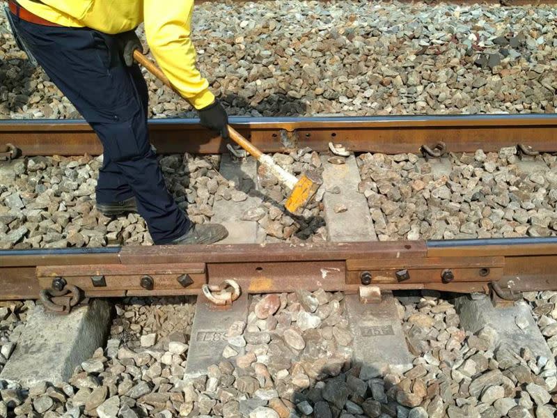 台鐵台南永康軌道在今(28)日發生鐵軌軌頭斷裂情形。(台鐵提供)