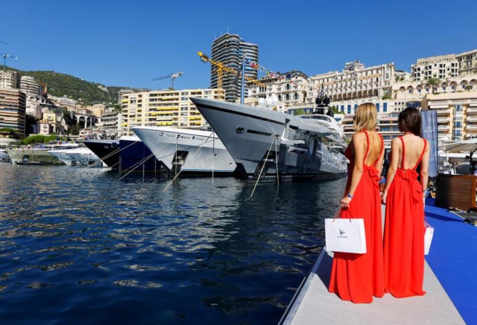 <p>Como si de una <em>fashion week</em> se tratase, entre el 22 y el 25 de septiembre se celebra el Monaco Yacht Show. Sin embargo, aquí no desfilan modelos, sino que se exhiben los yates más lujosos del mundo. (Foto: Eric Gaillard / Reuters).</p> 