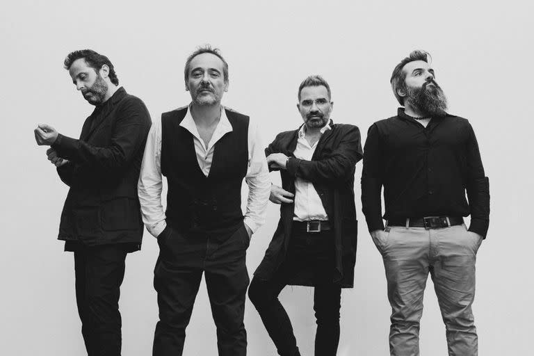 Love of Lesbian, la banda española que encabezó el primer concierto masivo