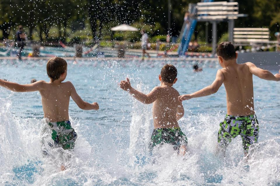 Kinder im Schwimmbad