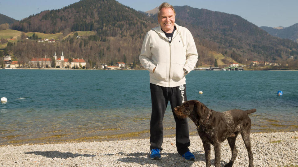 Schauspieler Fritz Wepper und sein Hund Aron