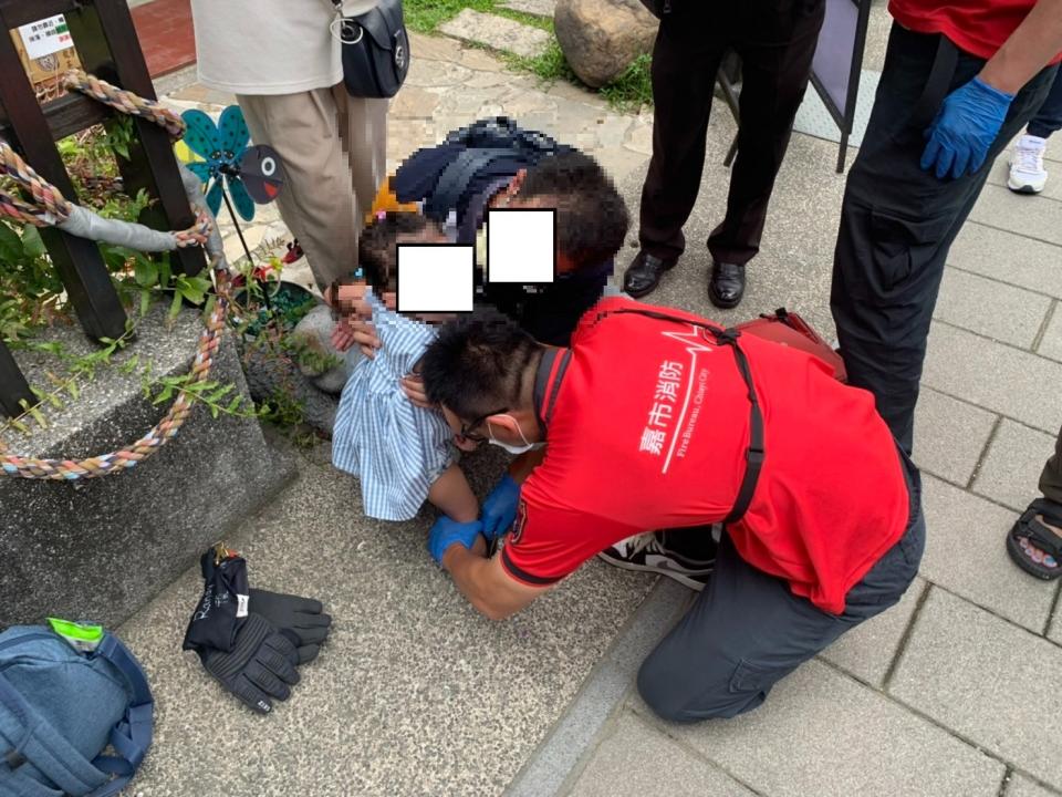 3歲女童右腳卡在排水孔，救護人員成功協助脫困。嘉義市消防局提供
