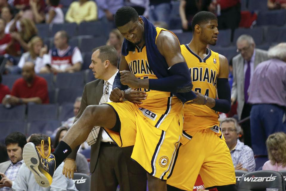 Roy Hibbert (55), pívot de los Pacers de Indiana, celebra con su compañero Paul George, luego de vencer a los Wizards de Washington en el tercer encuentro de las semifinales de la Conferencia del Este, el viernes 9 de mayo de 2014 (AP Foto/Alex Brandon)