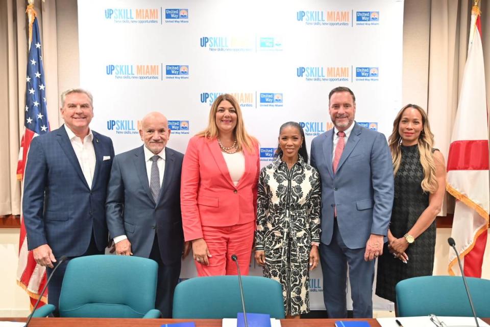 Líderes empresariales que anunciaron el lanzamiento de UpSkill Miami. De izquierda a derecha: Bo Boulenger, presidente ejecutivo de Baptist Health; Carlos A. Migoya, presidente ejecutivo de Jackson Health System; Madeline Pumariega, presidenta de Miami-Dade College (MDC); Symeria Hudson, presidenta ejecutiva de United Way Miami; Charles Hodges, presidente de Educación y Capacitación de The CDL School, y Michelle Barton King, presidenta de la Junta Directiva de United HomeCare. Cortesía de United Way Miami.