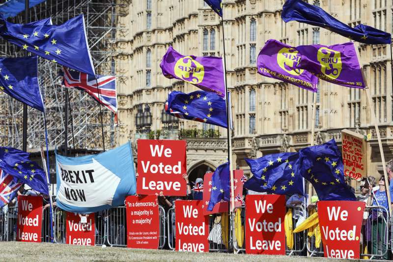 英國國會今日將針對法案表決，意圖阻止「無協議脫歐」。圖為支持脫歐的英國民眾集會。（AP）