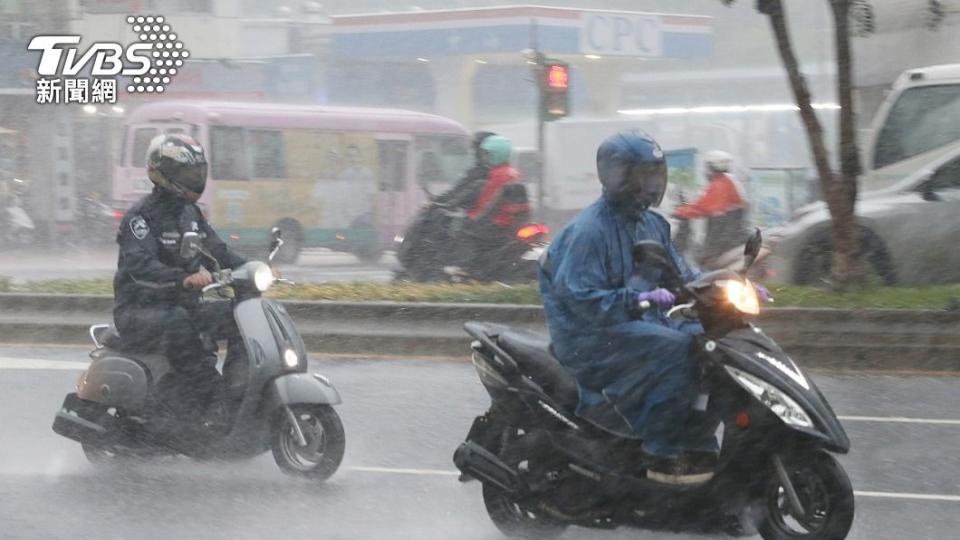 氣象局發布大雨及豪雨特報。（圖／中央社）