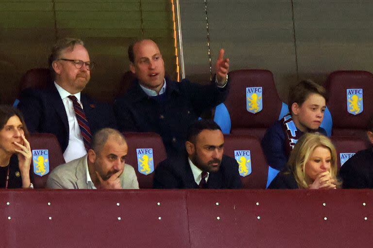 El príncipe Guillermo y su hijo George, en el estadio del Aston Villa para el partido contra el Lille por la Europa Conference League. (Marc Atkins/Getty Images)