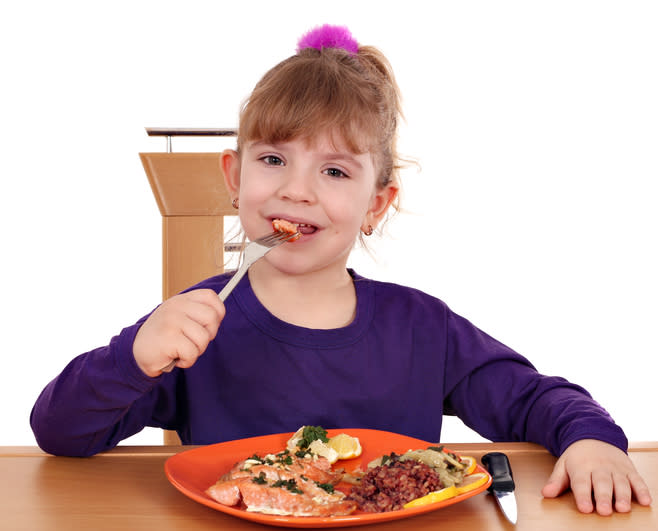 Comer pescado ayudaría al desarrollo del cerebro en los niños. Foto: goce/Getty Images