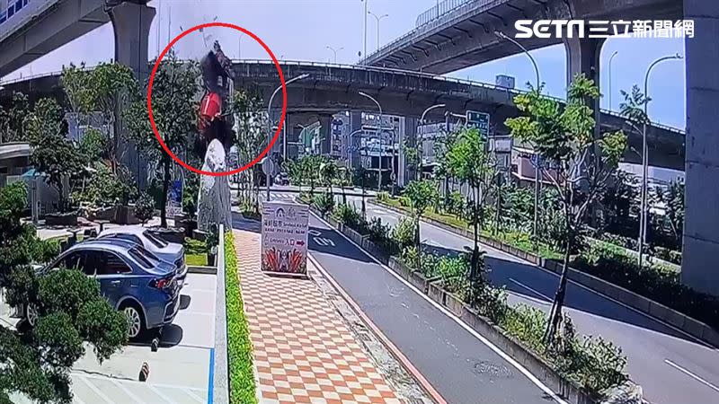  王男駕駛的水泥車墜落高架橋，畫面驚悚曝光。（圖／翻攝畫面）