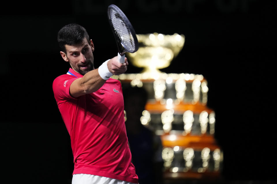 El serbio Novak Djokovic, con la Copa Davis al fondo, durante su partido contra el británico Cameron Norrie, el jueves 23 de noviembre de 2023, en Málaga, España. (AP Foto/Manu Fernández)