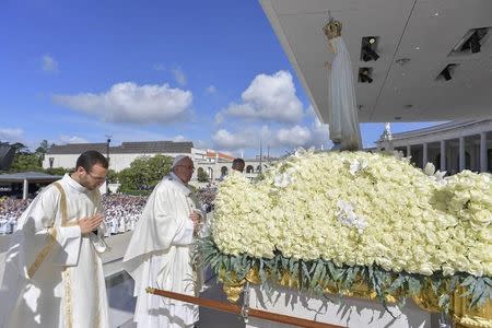 Pope Francis leads the Holy Mass at the Shrine of Our Lady of Fatima in Portugal May 13, 2017. Osservatore Romano/Handout via REUTERS