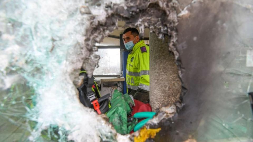 Los destrozos en una comisaría de la capital.