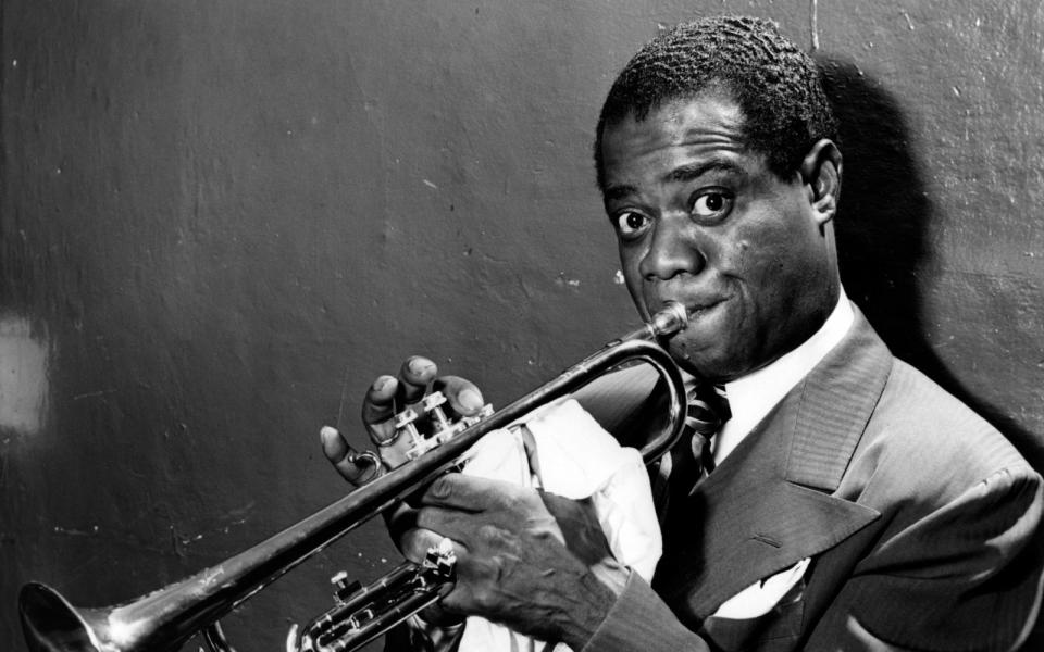 In seinen jungen Jahren trat Louis Armstrong regelmäßig auf einem Mississippi-Dampfer auf. Sein erster Nummer-eins-Hit gelang ihm 1932. (Bild: William Gottlieb / Getty Images)