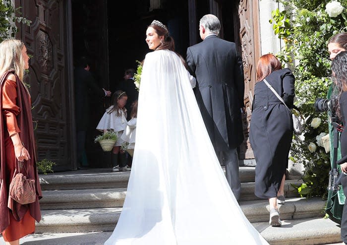 Teresa Revuelta Guerrero entra a la iglesia