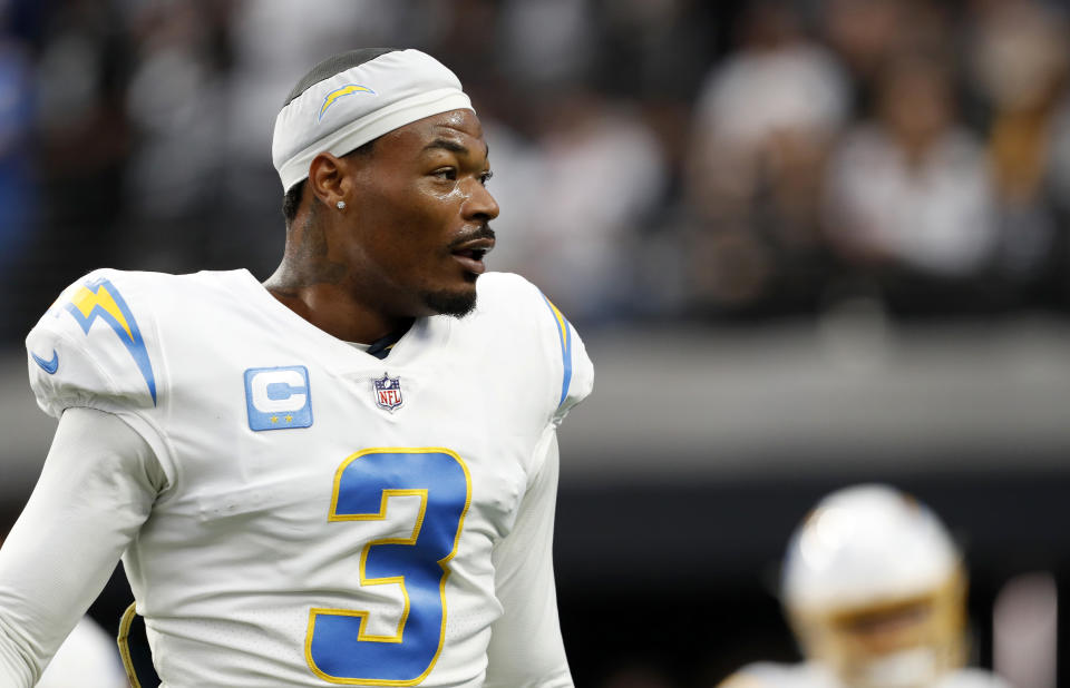 Safety Derwin James Jr. foi expulso após um grande golpe na noite de segunda-feira.  (Foto de Steve Marcus/Getty Images)