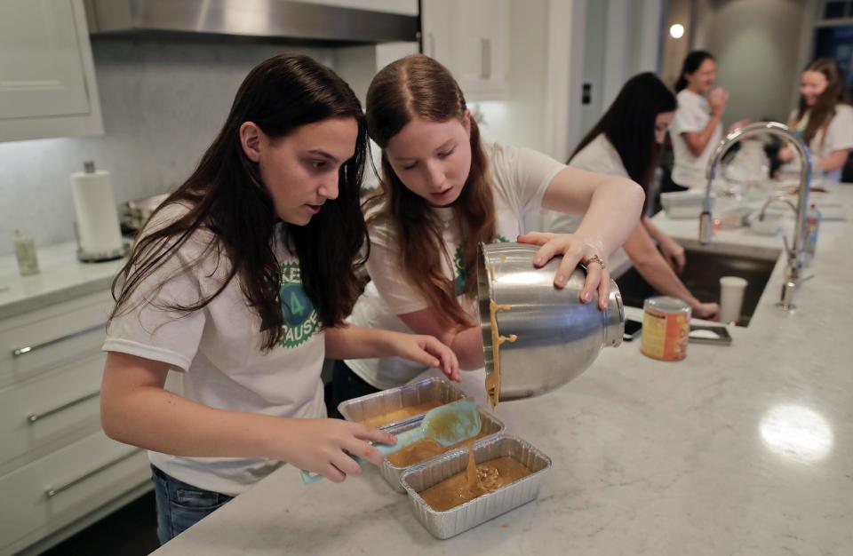 Carolina Stainfeld, a la izquierda, y Charlotte Moser cocinan bizcochos en Scarsdale, Nueva York, el jueves 12 de enero del 2017. (Foto AP/Julie Jacobson)