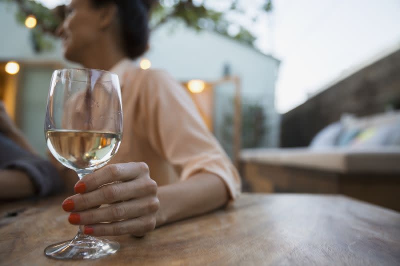 Qui a besoin de vin blanc lorsqu’on peut ouvrir une bouteille de champ’ ? [Photo: Getty]