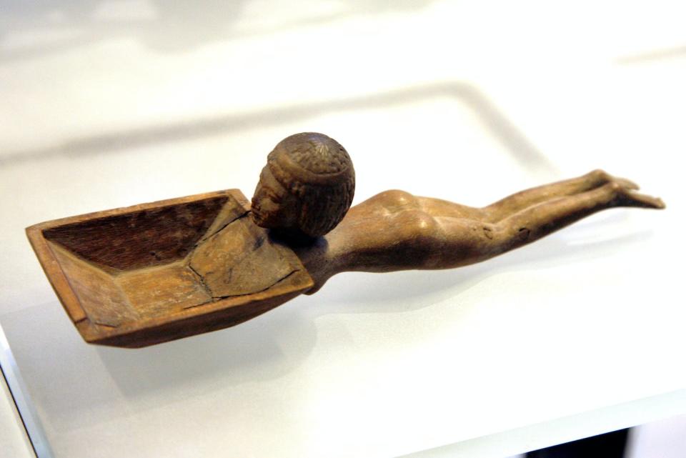 An ancient Egyptian kohl spoon in the shape of a swimmer. The Louvre/Wikimedia Commons
