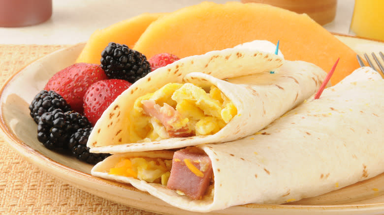 scrambled eggs in tortilla wraps