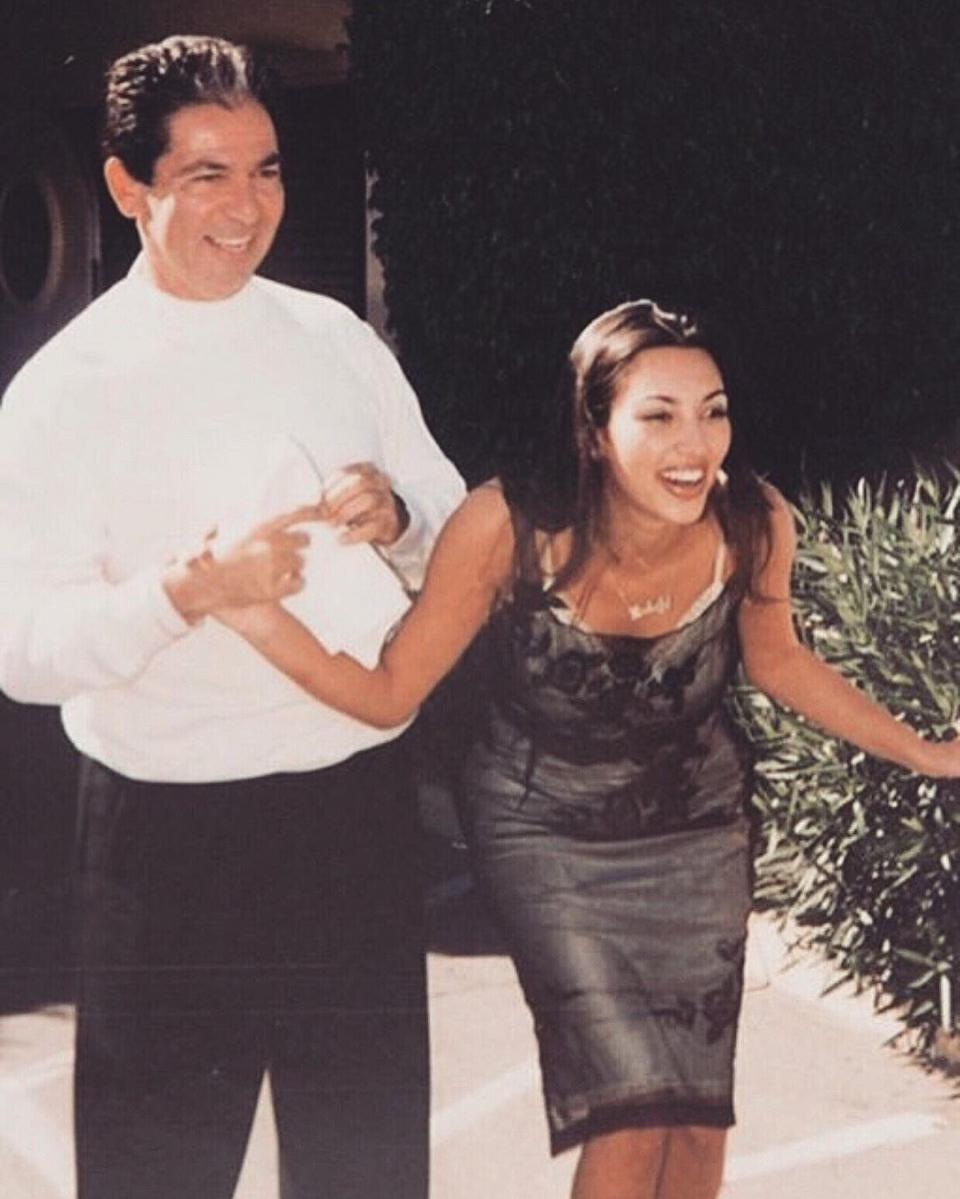 Elle a suivi l’affaire O.J. Simpson de très près. Son père, Robert Kardashian, était à la fois un proche et l’avocat du célèbre joueur de football américain, accusé d’avoir tué son épouse Nicole et l’un de ses amis, en 1994. Dans la minisérie à succès The People Vs. O.J. Simpson, c’est David Schwimmer qui interprète son papa, aujourd’hui disparu. La ressemblance était telle que Kim a trouvé cela très "<em>perturbant</em>" de regarder le programme. © instagram @kimkardashian