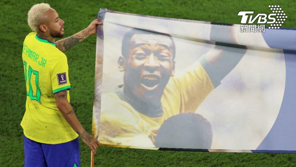 今年卡達世足賽時，巴西球星內馬爾也在賽後舉著有球王比利的旗幟。（圖／達志影像路透社）