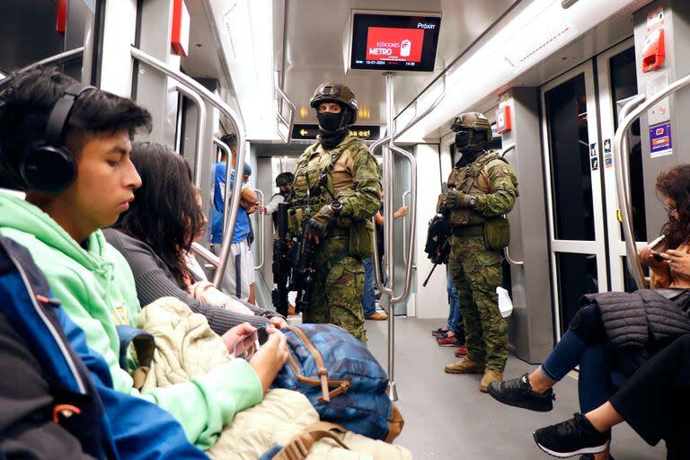 Fuerzas armadas en el subte de Quito. (Photo by STRINGER / AFP)