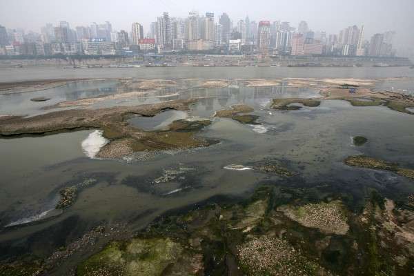 圖2：中國十大流域污染嚴重，中國醫學科學院基礎醫學研究所教授、中國疾控中心原副主任楊功煥和她的團隊，曾用8年時間完成《淮河流域水環境與消化道腫瘤死亡圖集》，圖為被污染的揚子江。（取自Getty Images）