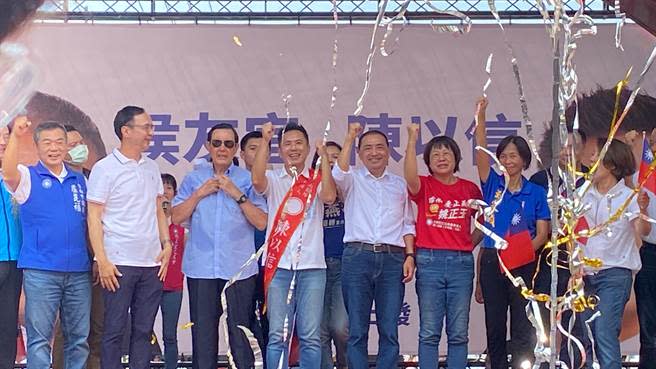 國民黨總統參選人侯友宜（右四）今天在台南成立全台第一個聯合競總。（曹婷婷攝）