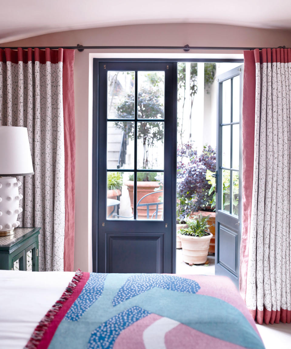 29. MAKE THE VIEW THE FEATURE WITH WINDOW DRESSINGS