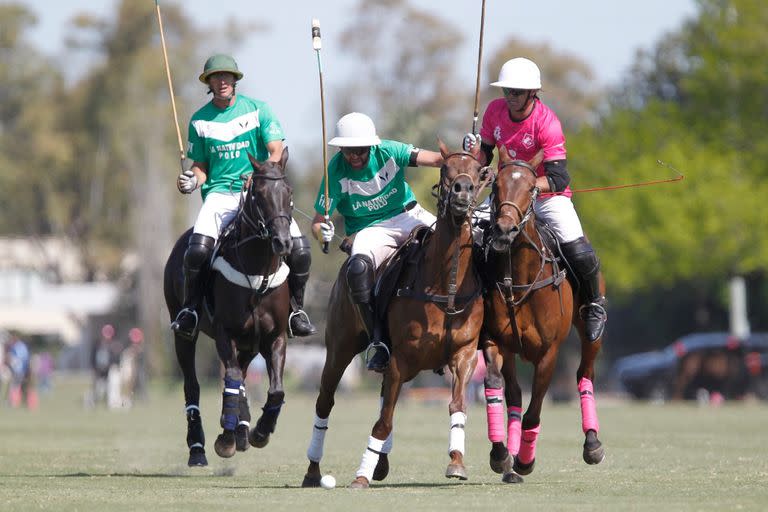 Pablo Pieres, el capitán de La Natividad, y Frederick Mannix, el alma mater de Alegría, caballo a caballo en su semifinal de la rueda de perdedores de Tortugas, por la Copa Sarmiento.