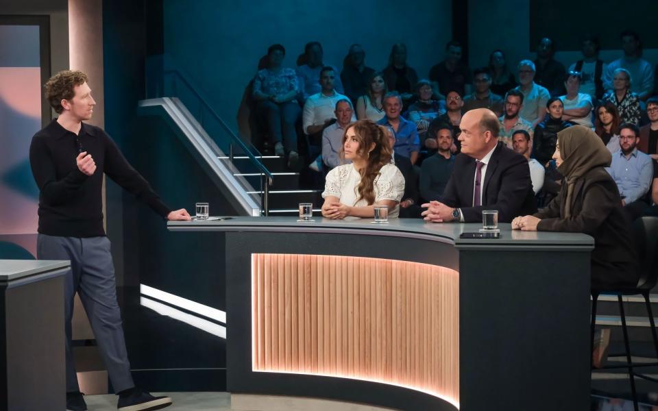 Robin Alexander (Zweiter von rechts) verteidigte den Begriff der Leitkultur. Enissa Amani und Khola Maryam Hübsch (rechts) sehen ihn kritisch. (Bild: WDR / Oliver Ziebe)