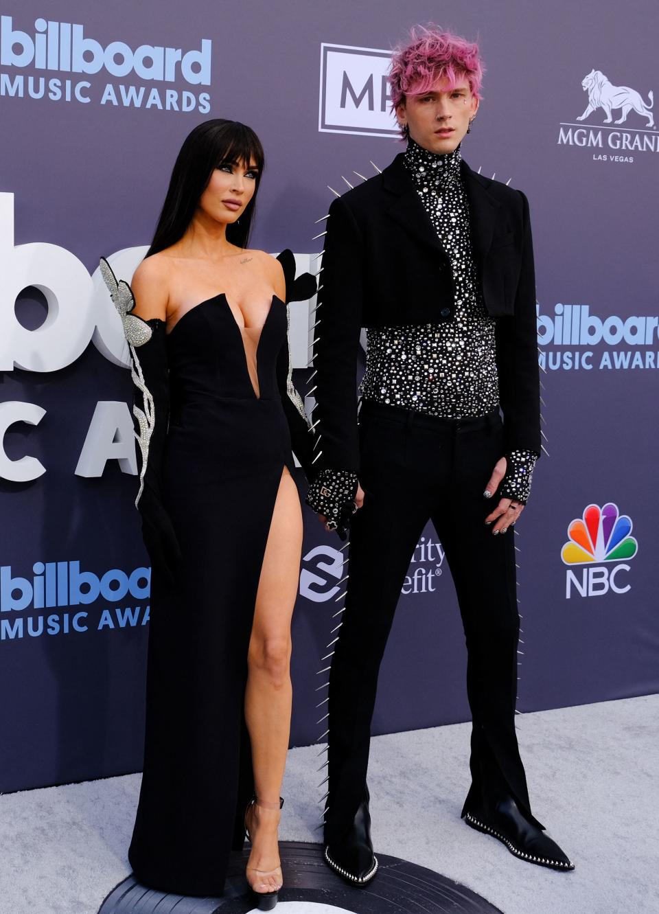 El rapero estadounidense Machine Gun Kelly y la actriz Megan Fox asisten a los Premios Billboard de la M&#xfa;sica 2022 en el MGM Grand Garden Arena en Las Vegas, Nevada, el 15 de mayo de 2022. (Foto de Maria Alejandra CARDONA / AFP) (Foto de MARIA ALEJANDRA CARDONA/AFP v&#xed;a Im&#xe1;genes falsas)