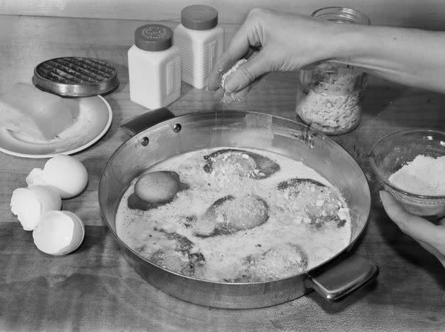 A home cook makes baked eggs as a meat substitute in 1942. (Photo: Universal History Archive via Getty Images)