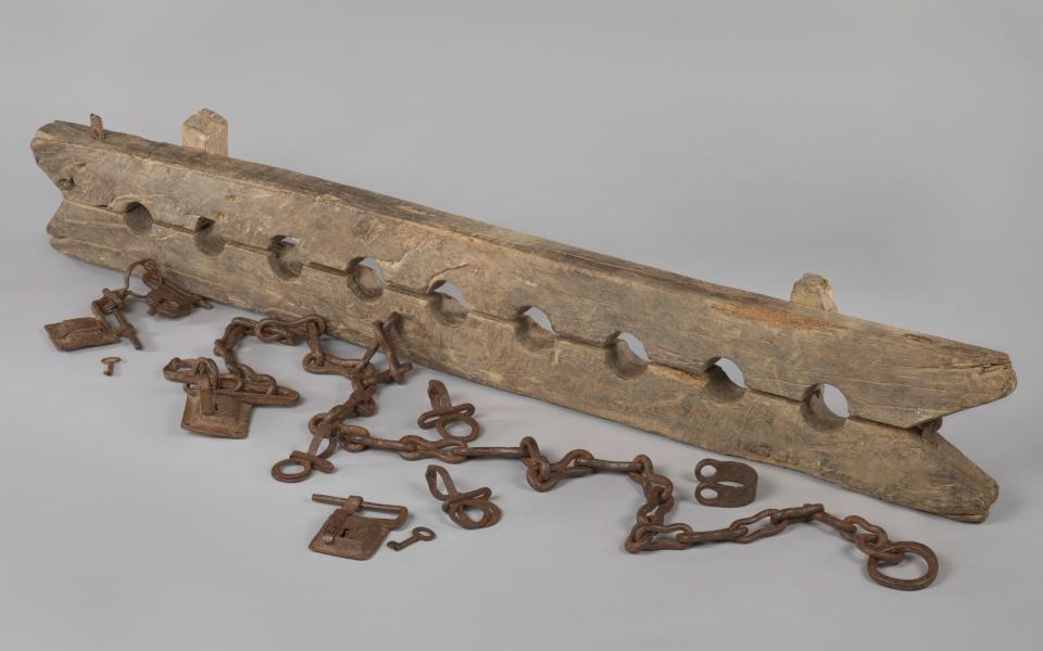 Foot-stocks for constraining slaves, used in the 17th-19th centuries - Rijksmuseum