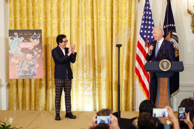 US-Pr&#xe4;sident Biden (rechts) wurde von Oscar-Gewinner Ke Huy Quan anmoderiert. (Bild: Anna Moneymaker / Getty Images)