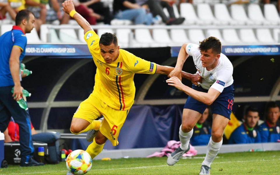 Cristian Manea (L) of Romania in action against Mason Mount (R) of England during the UEFA European Under-21 Championship 2019 group C soccer match between England and Romania in Cesena, Italy, 21 June 2019 - ALESSIO TARPINI/EPA-EFE/REX