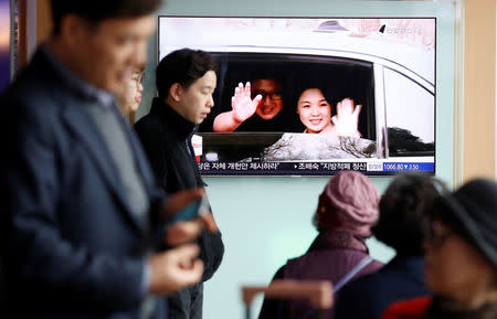 People watch a TV broadcasting a news report on a meeting between North Korean leader Kim Jong Un and Chinese President Xi Jinping in Beijing, in Seoul, South Korea, March 28, 2018. REUTERS/Kim Hong-Ji