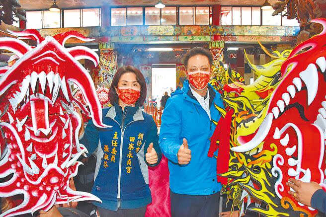 苗栗（火旁）龍祥龍巡庄活動，苗栗市長邱鎮軍（右）及苗栗縣副議長張淑芬（左）替祥龍插金花、綁紅。（謝明俊攝）