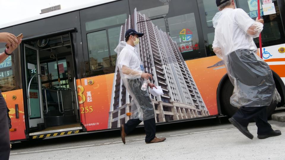 公車由2小時一次改為每班次全車清潔消毒   圖：新北市交通局提供。