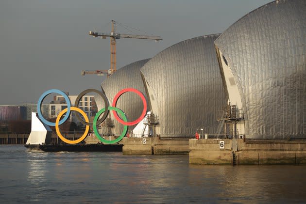 Des anneaux olympiques géantes ont été dévoilées sur la Tamise le 28 février, à 150 jours du début des Jeux olympiques de Londres. (Photo de Peter Macdiarmid/Getty Images)