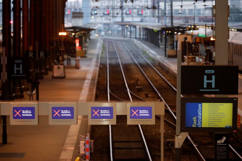 Las vías vacías se ven en la estación de trenes Gare de Lyon en París como una huelga de los trabajadores ferroviarios franceses de la SNCF