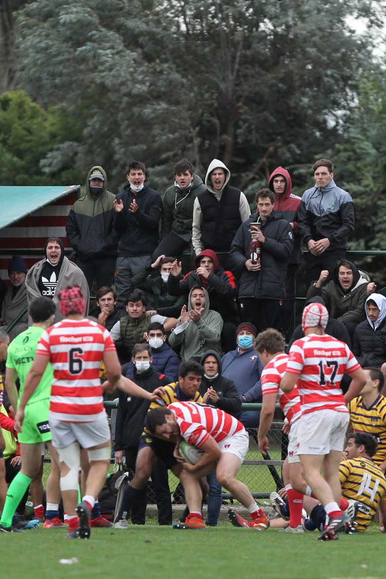 Las gradas de madera ocupadas otra vez y los gritos de aliento sonando de nuevo: Alumni tuvo su primer partido en casa con público (solamente socios del club) después de 2019.